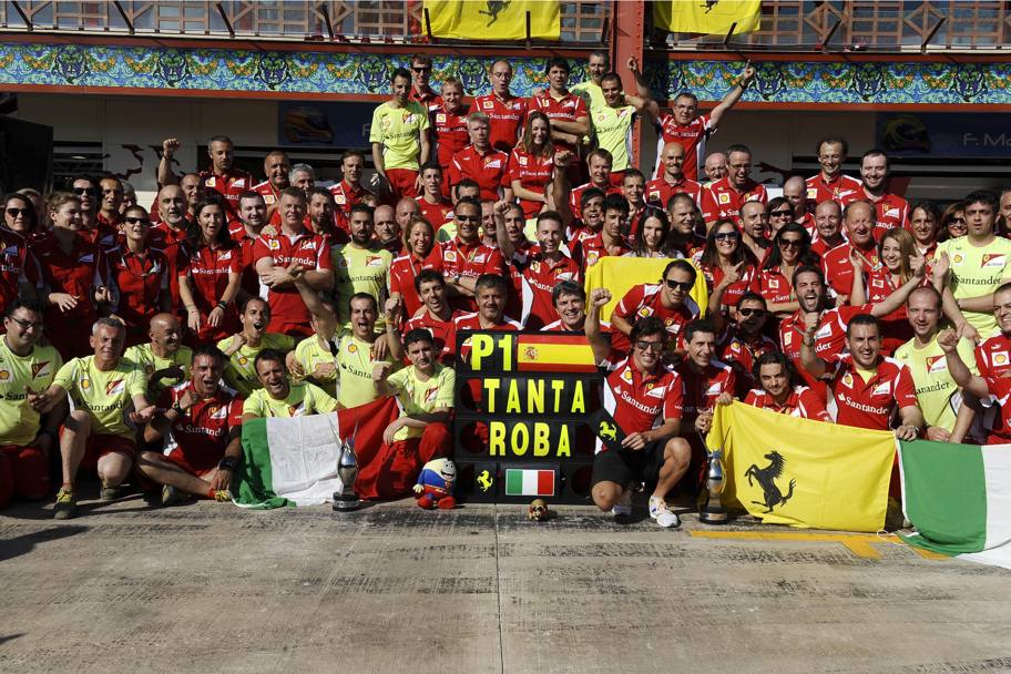 Valencia 2012: Alonso, ora in vetta al mondiale, è celebrato dal box della rossa. LaPresse